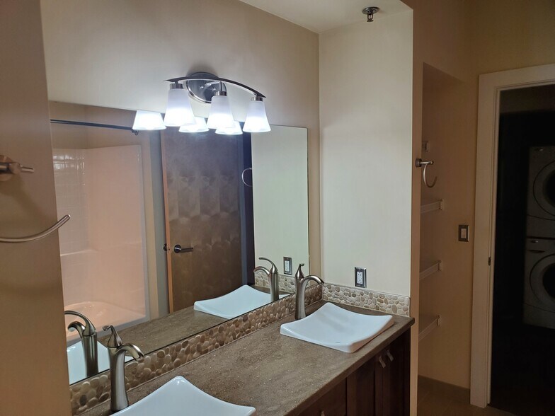 Building Photo - 309 E 5th St