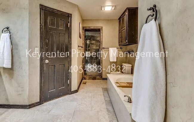Building Photo - Massive 4BD/3BTH and 2 Car garage Home! Minutes from I-35