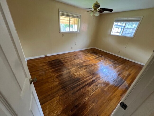 Building Photo - Two Bed One Bath in Volintine Evergreen