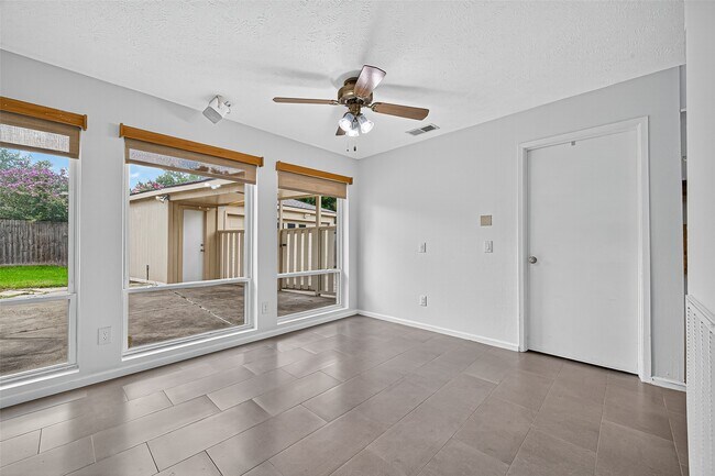 Building Photo - 21422 Park Willow Dr