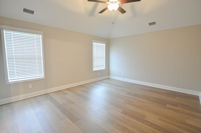Building Photo - Fantastic Four Bedroom with Bonus!