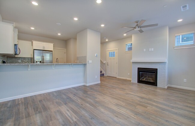Building Photo - Immaculate Ridgefield Townhome