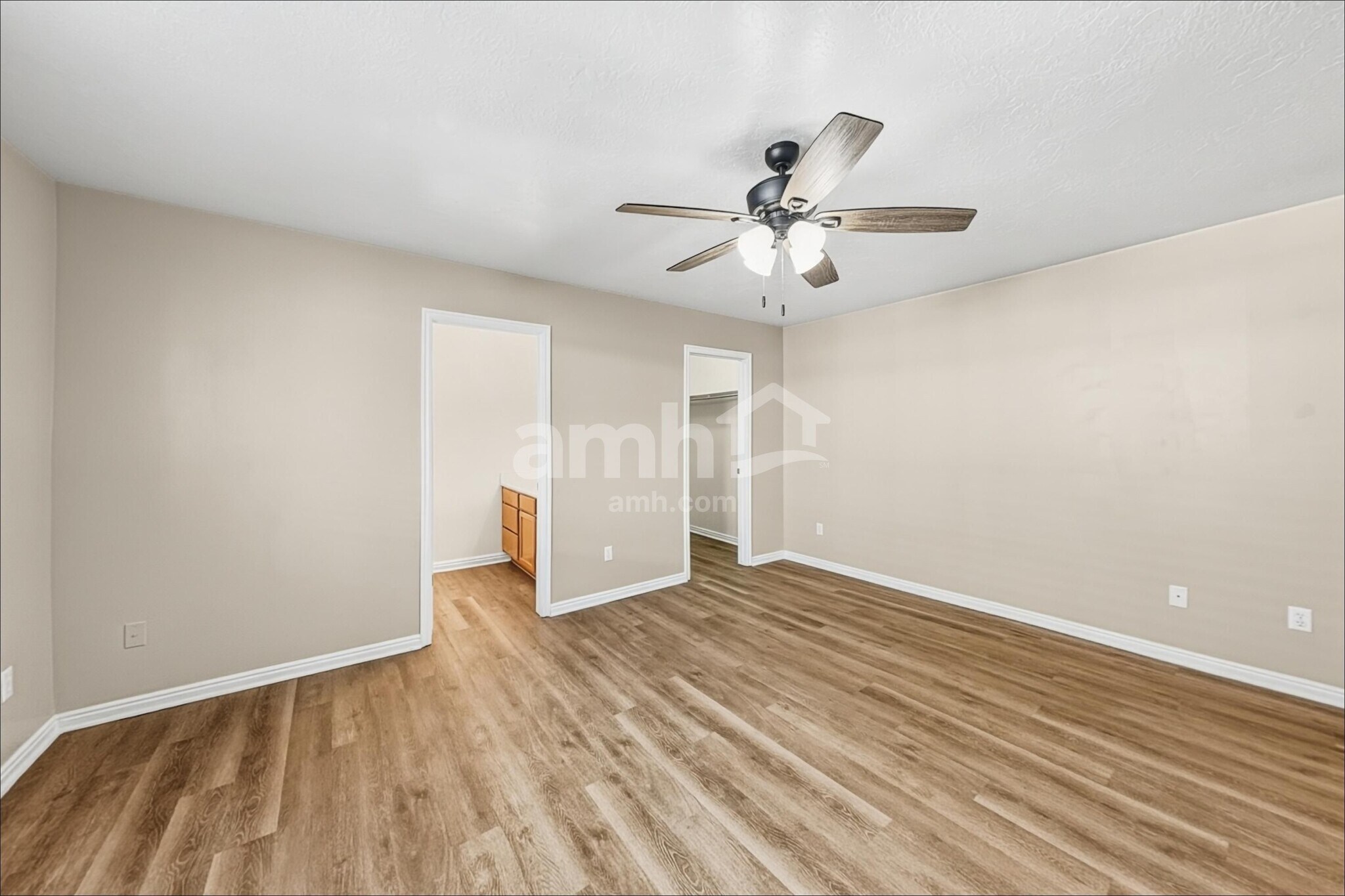 Building Photo - 555 E 700 N