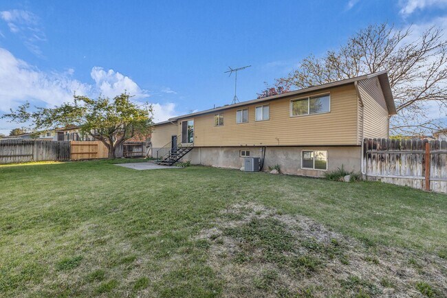 Building Photo - Spacious 5 Bed in Riverdale with Large Yard