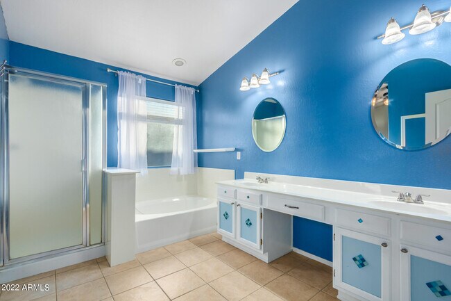 Building Photo - 525 N Val Vista Dr