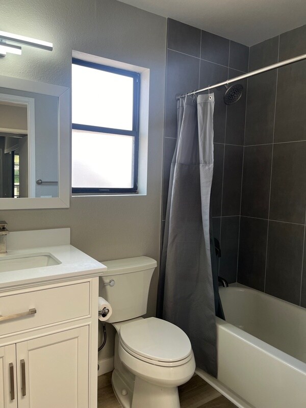Building Photo - 8750 Villa La Jolla Dr