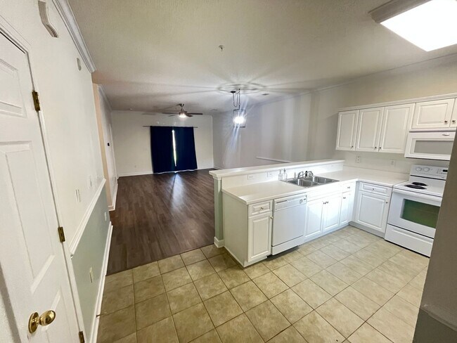 Building Photo - First Floor, 2 Bedroom, 2 Bath Condo with Screened Patio! Community Pool! Available Now!