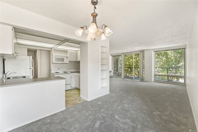Building Photo - Spacious 1 bed/1bath, Parking included!