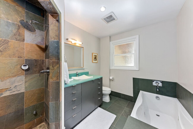 Building Photo - 2255 Beach St