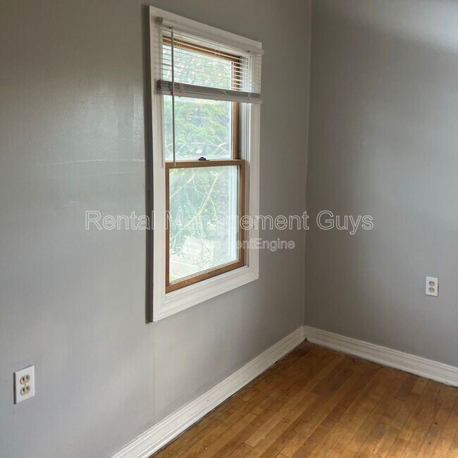 Building Photo - 2110 Fremont Ave N