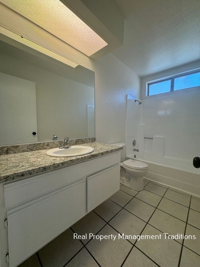 Building Photo - 3 bed, 2 bath Lake Los Angeles