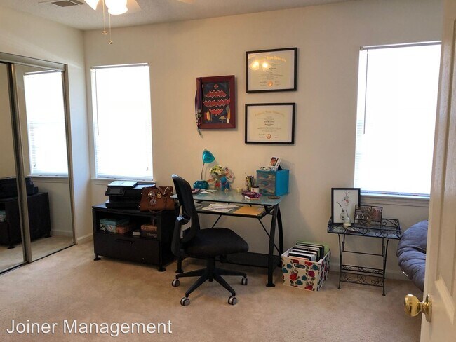 Building Photo - 120 Mark Twain Cir