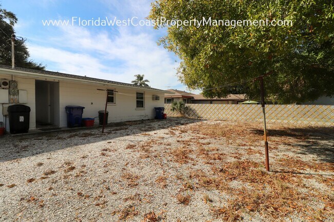 Building Photo - STUDIO /EFFICIENCY -UNIT AVAILABLE! STICKN...