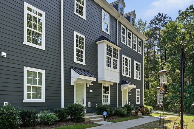 Building Photo - BEAUTIFUL TOWNHOME IN A GREAT AMENTIES!