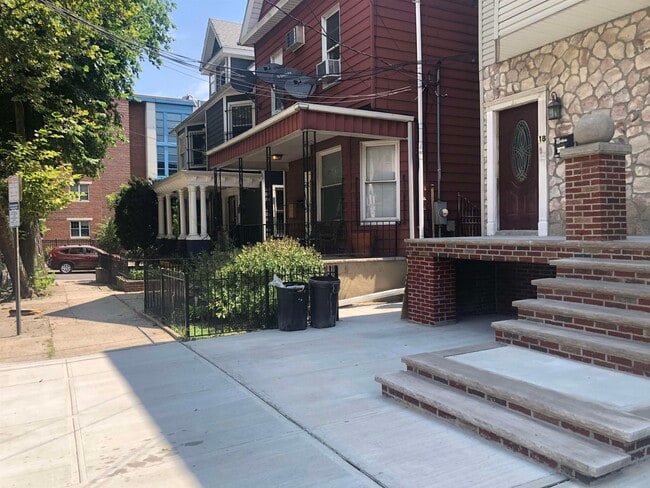 Building Photo - 18 Britton St