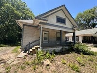 Building Photo - $895 - 2 bedroom/ 1 bathroom - Single Fami...