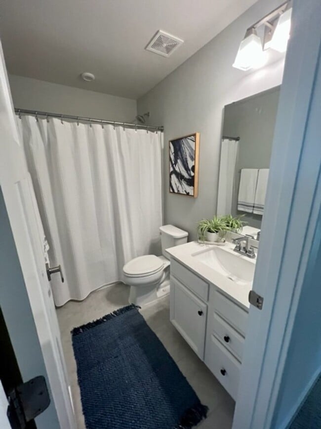 Building Photo - FULLY FURNISHED high-end beautiful 3 bedroom 3 1/2 bath home in Creekside Commons.