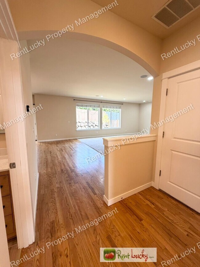 Building Photo - Amazing 5 Bedroom Home in Bothell with Gorgeous Finishes and Large Family Room!