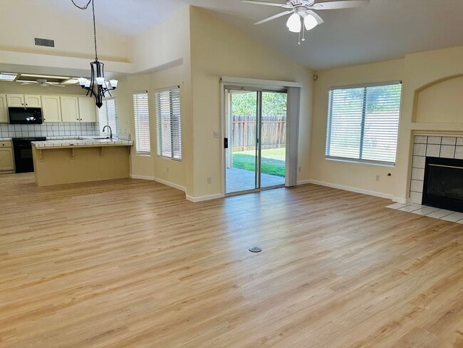 Building Photo - $2,450 - Maple & Teague - 3 Bed 2 Bath, Meridian Ave. Fresno