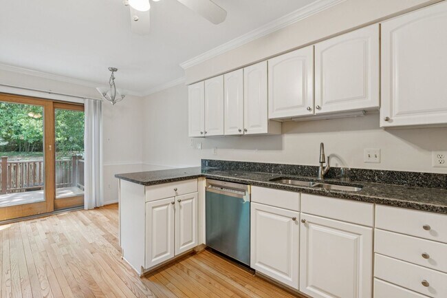 Building Photo - Spacious, Renovated Townhome Near Vienna M...
