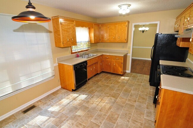 Building Photo - Sweet 3 bed 2.5 ba.  1 car garage in St B