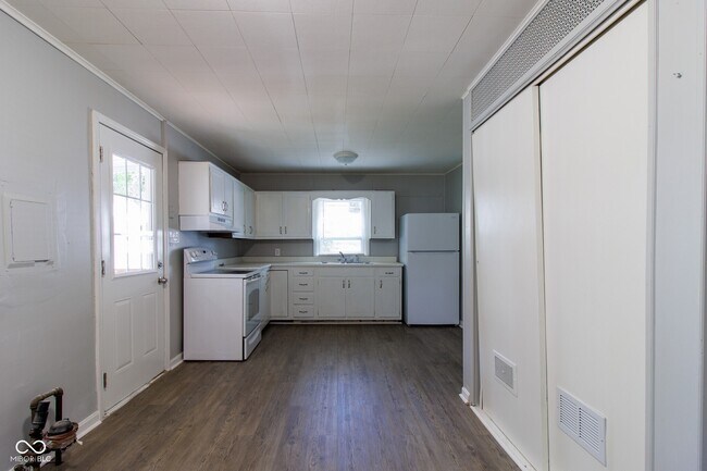 Building Photo - 4430 N Longworth Ave
