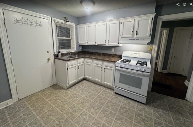 Building Photo - Cozy 4-Bedroom 1 Bath Home  in Peaceful Louisville Neighborhood