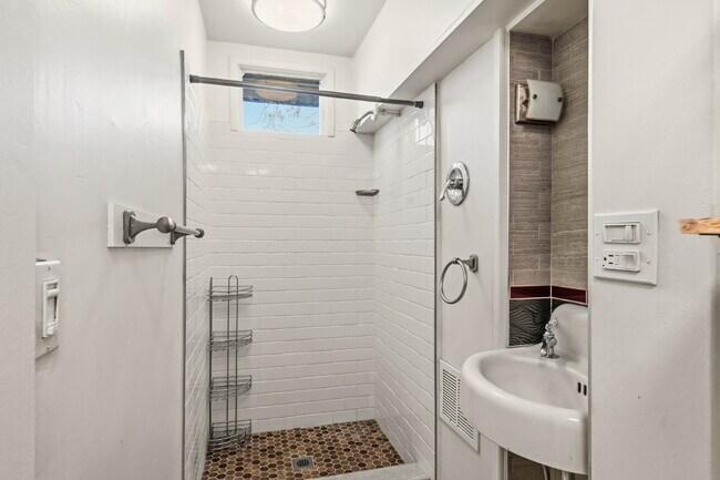 Building Photo - 248 Walker Ave