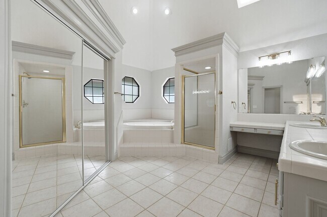 Building Photo - Beautiful & Newly Renovated 3 Bed & 2 Bath House in Heritage Hills with Private Pool