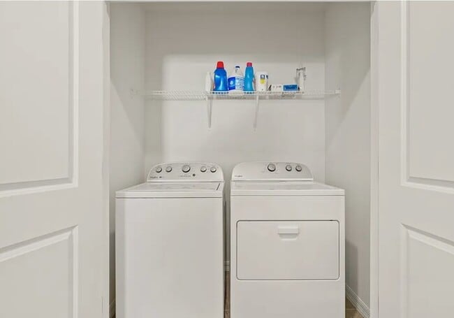 Building Photo - BEAUTIFUL Town Home For Rent in Angeline!