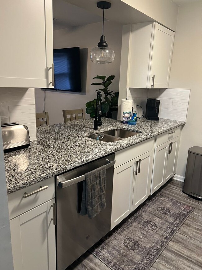 Building Photo - FULLY FURNISHED - Just steps to the beach! PERFECT FOR TRAVELING PROFESSIONALS!