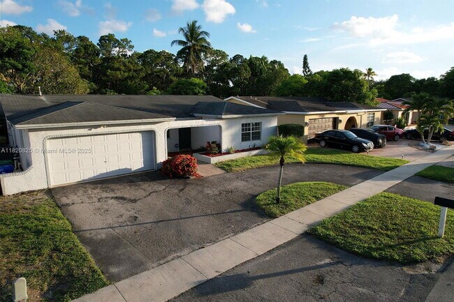 Building Photo - 8250 Southampton Dr