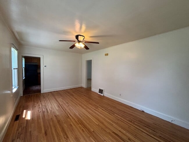 Building Photo - Charming 2+ Bedroom Single Family on a gre...