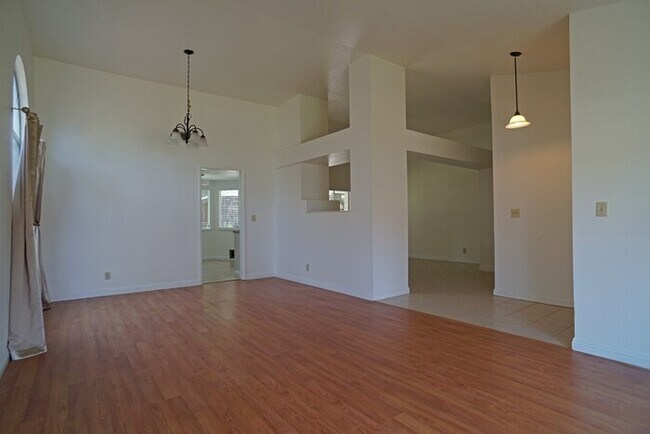 Building Photo - beautiful 3-bedroom, 2-bathroom single-story home in Roseville!