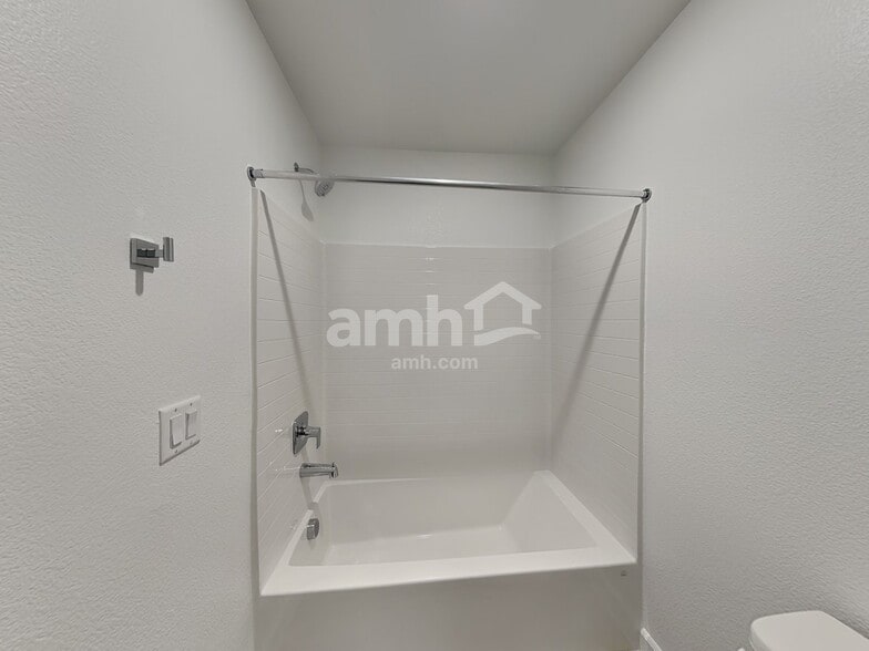 Building Photo - 855 Longwood Gdns St