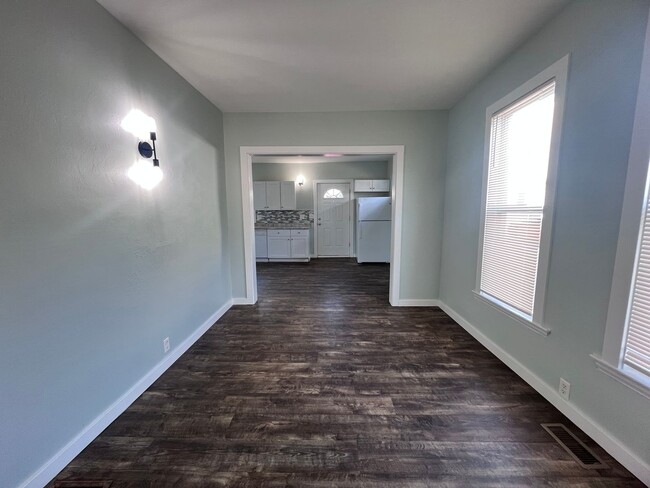 Building Photo - 3 bedroom home with main floor laundry!