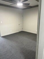 Building Photo - 820 1/2 N Main St