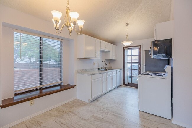 Building Photo - Comfortable 2 Bed 2 Bath - Pet Friendly & New Amenities!