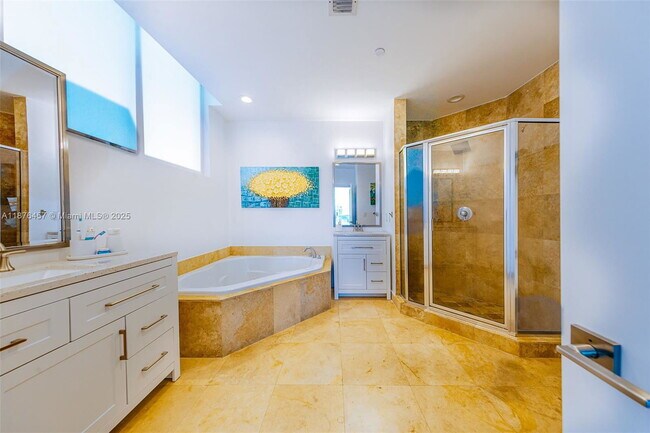 Building Photo - 700 NE 25th St