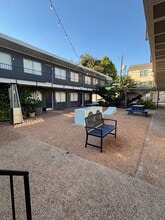 Courtyard - Avondale Apartments