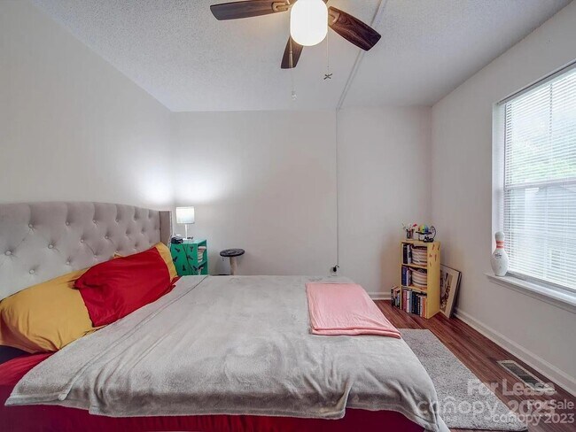 Building Photo - 4044 Briarhill Dr