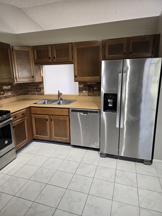 Building Photo - 4480 Shorewood Ct