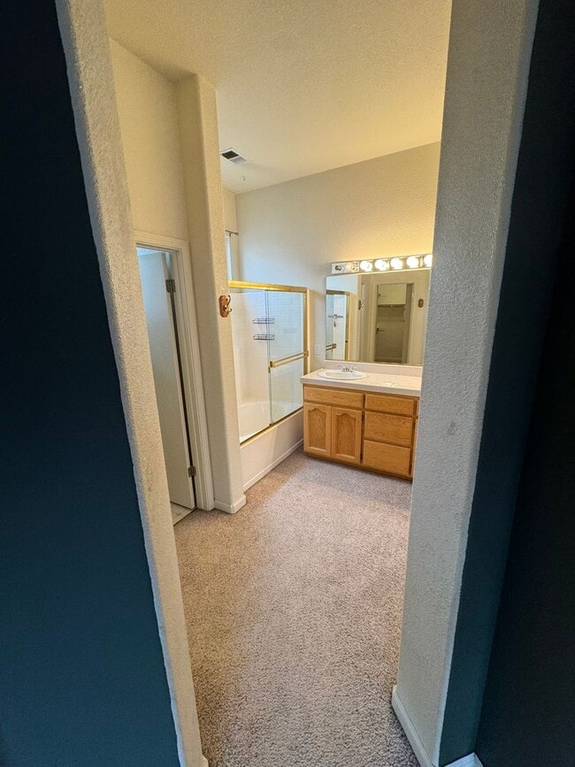 Building Photo - Charming Spacious 3 Bedroom Home