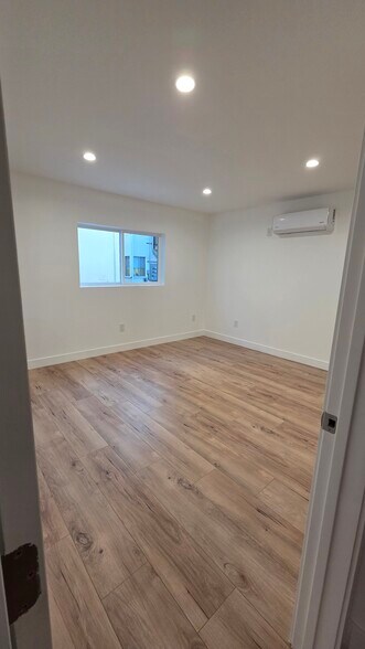 Building Photo - 805 W Glenoaks Blvd