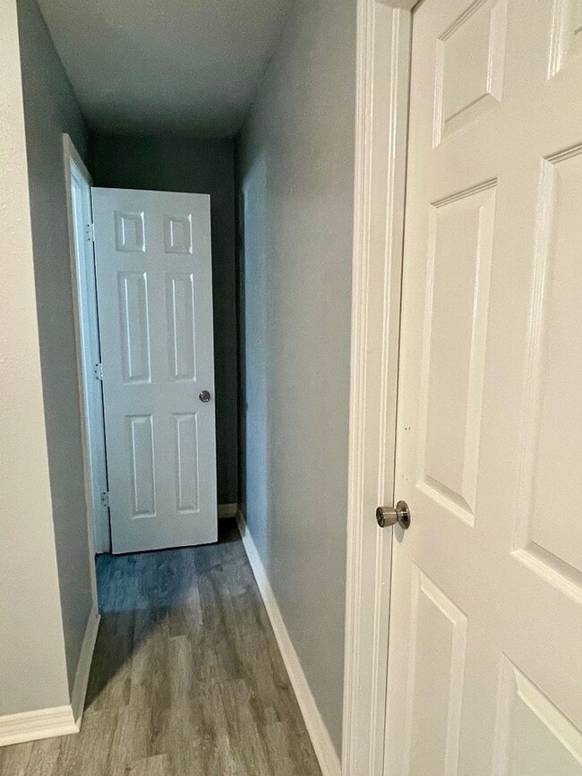 Building Photo - Available Now! 2Bed/1Bath