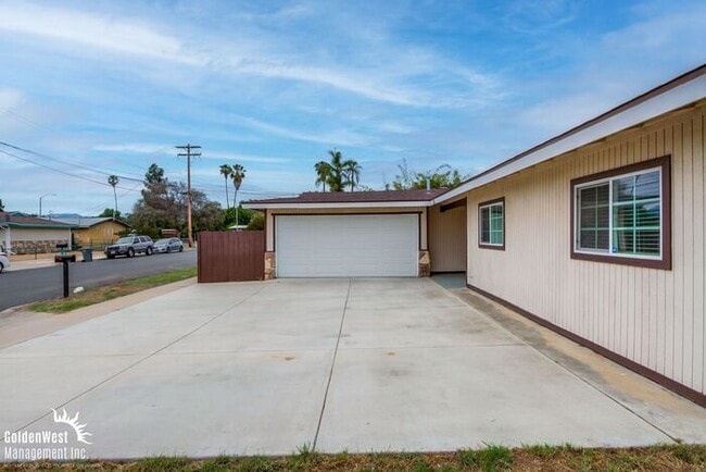 Building Photo - Lovely 4Bdm 2Ba Home Located in Escondido