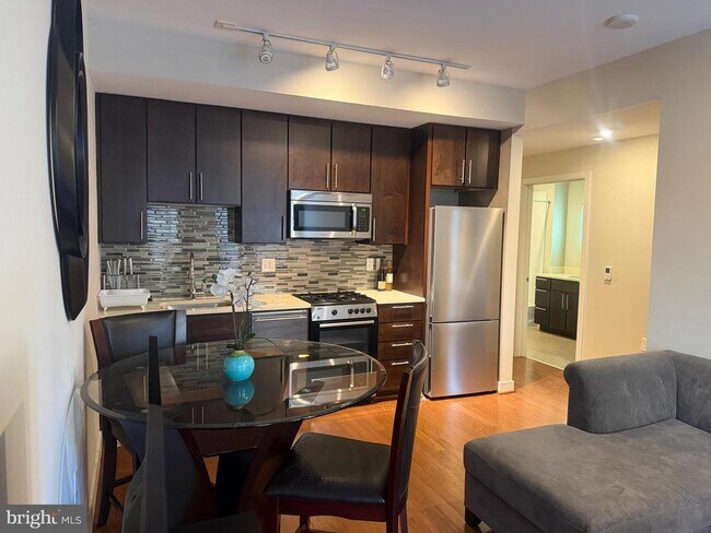 Building Photo - 1320 Fenwick Ln