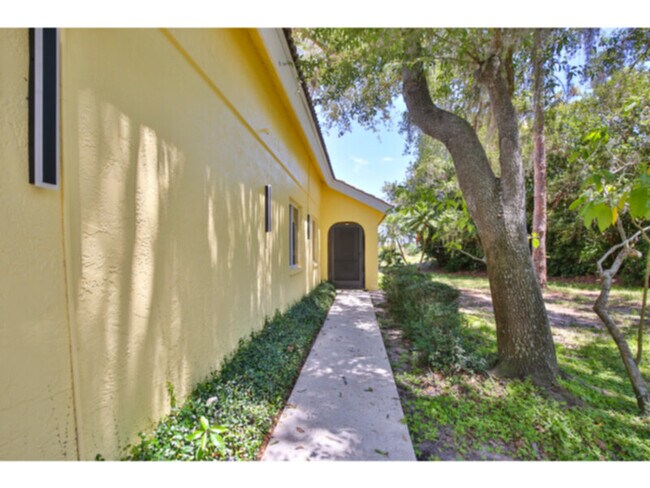 Building Photo - Newly listed 4 bedroom home with a pool in Longwood Run, Sarasota
