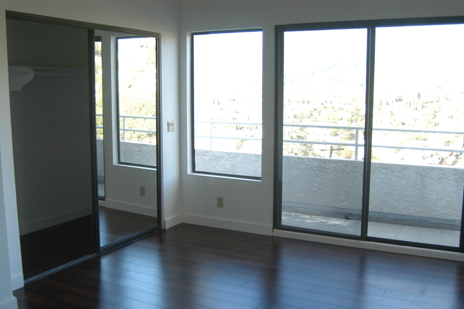 Building Photo - 1425 Columbia Dr