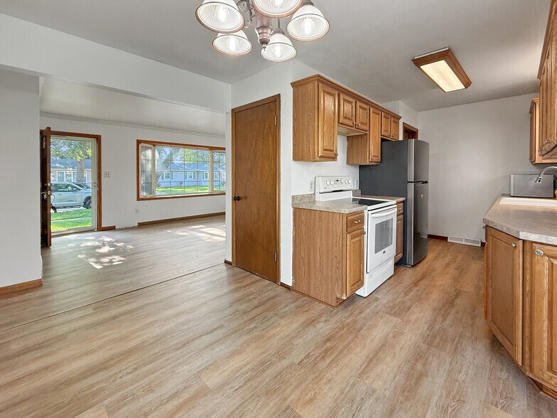 Building Photo - 3920 Knoll Ridge Dr